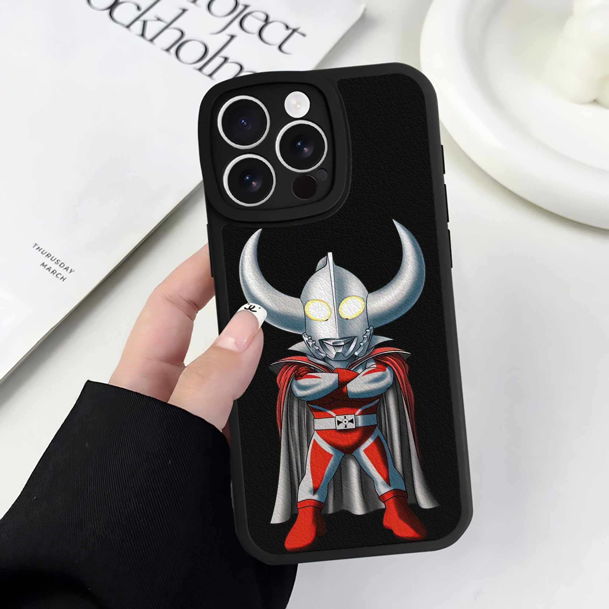 （画像用） ウルトラマン Ultraman 【iPhone 16シリーズ対応】シリコンスマホケース（レザー調） 材質：シリコン